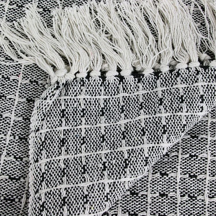 The Home Deco Factory Plaid à franges pointillé Ethnique - 150 x 120 cm - Ecru et noir Le moins cher ✔️ The Home Deco Factory Plaid à Franges Pointillé Ethnique - 150 X 120 Cm - Ecru Et Noir ???? -Jardin Privé Shop unnamed file 2127