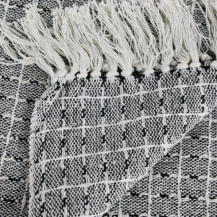 Le moins cher ✔️ The Home Deco Factory Plaid à Franges Pointillé Ethnique - 150 X 120 Cm - Ecru Et Noir 🔥 5 Le moins cher ✔️ The Home Deco Factory Plaid à Franges Pointillé Ethnique - 150 X 120 Cm - Ecru Et Noir 🔥 – Image 3