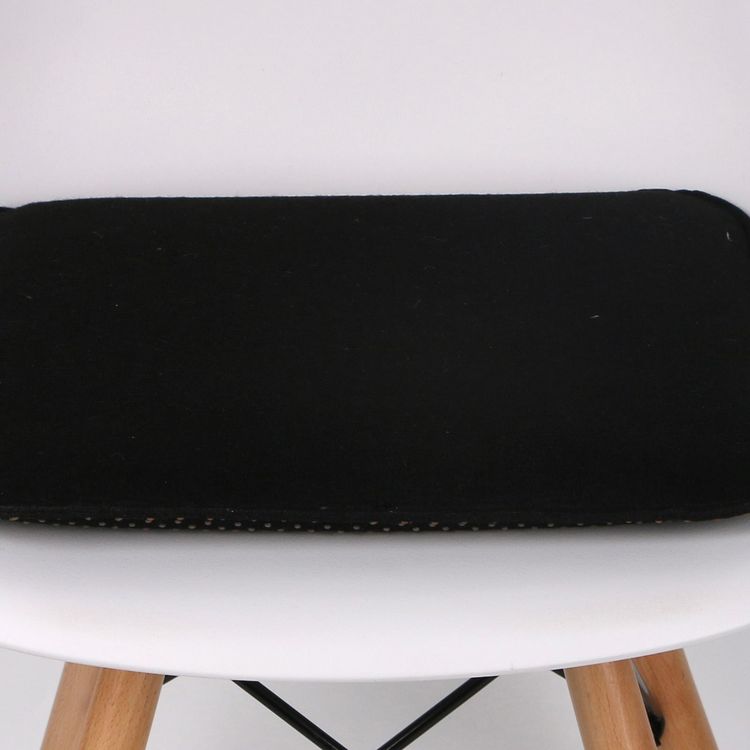 IDIMEX Lot de 4 coussins d'assise antidérapants GRACE, galettes de chaises en feutre noir de format carré avec picots en caoutchouc noir Budget ???? IDIMEX Lot De 4 Coussins D'assise Antidérapants GRACE, Galettes De Chaises En Feutre Noir De Format Carré Avec Picots En Caoutchouc Noir ???? -Jardin Privé Shop unnamed file 3194